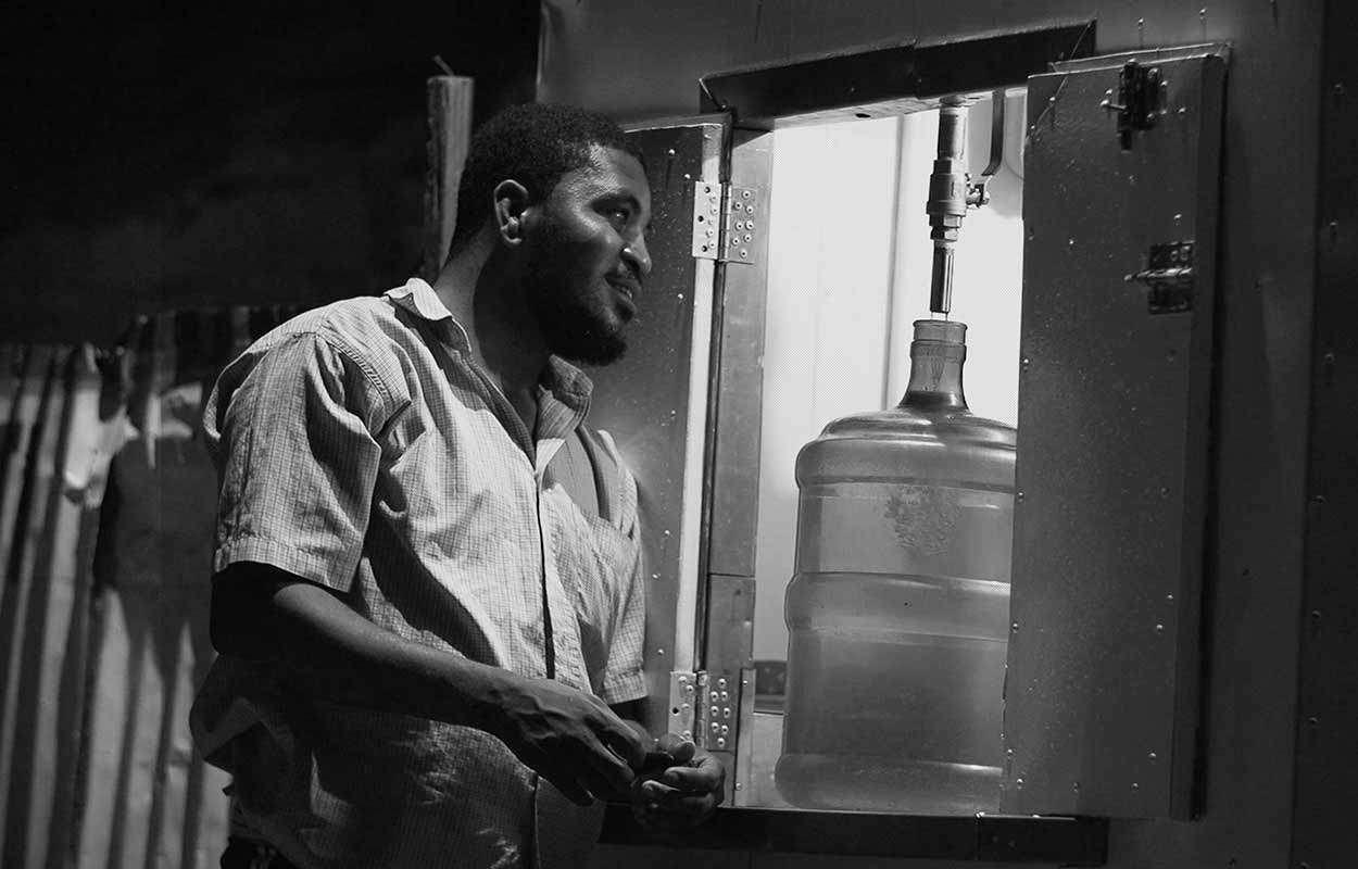 homme devant kiosque vendeur